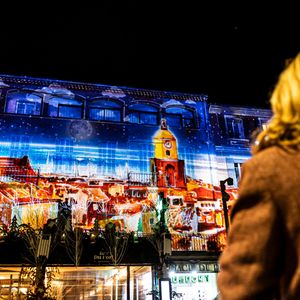 Projections son et lumière sur les façades du port