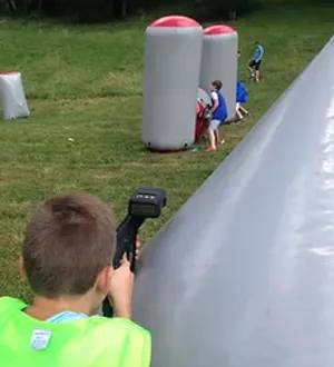 Avril en Famille: Laser Game