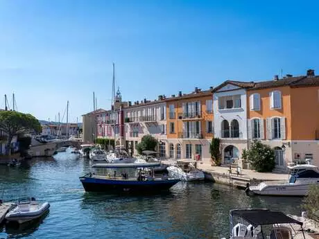 Défilé de mode des boutiques à Port Grimaud