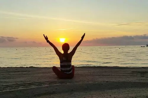 Yoga au lever de Soleil