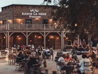 Buffet, vignes & swing au Ranch la Mène