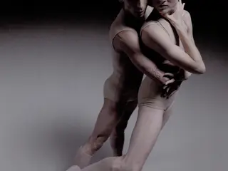 Danse : Delay The Sadness
