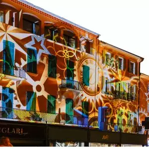 Projections son et lumière sur les façades du port